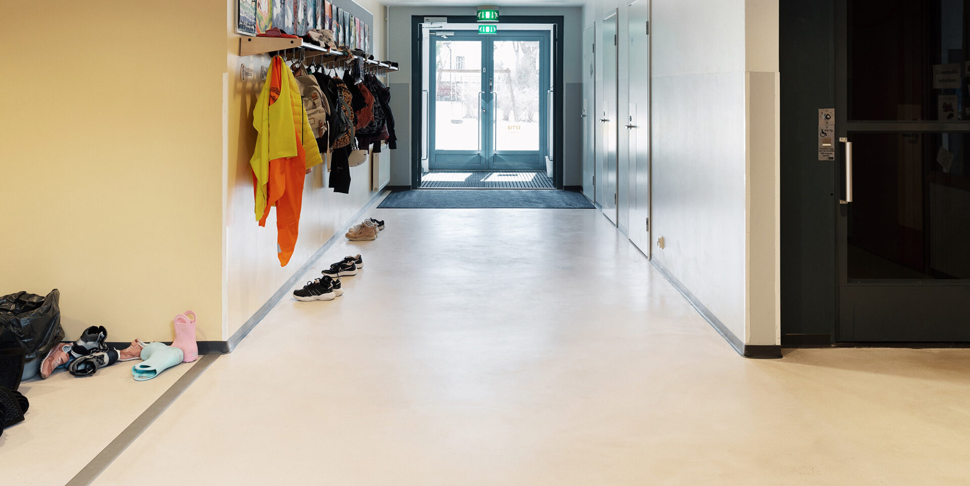 Paraisten Malmin koulun kulutusta kestävät ja hengittävät lattiapinnat