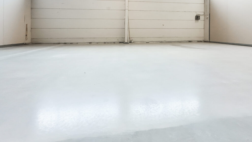 Kiillotettu harmaa betonilattia