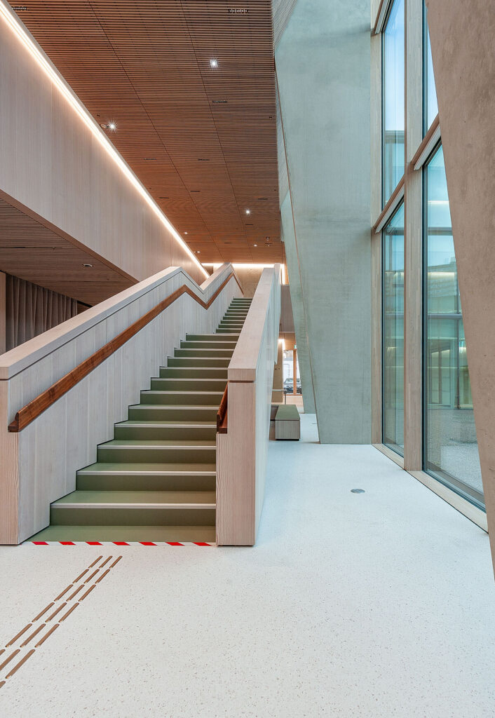 Pandomo Terrazzolattia tilassa, jossa on korkeat ikkunat ja portaat